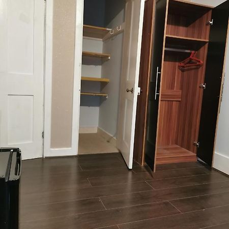 Neat Double Room Лондон Екстер'єр фото
